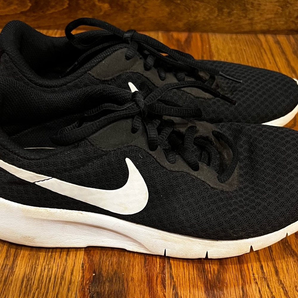 Unisex Youth Nike Tanjun Sneakers
Black & White
Size 6.5 Y